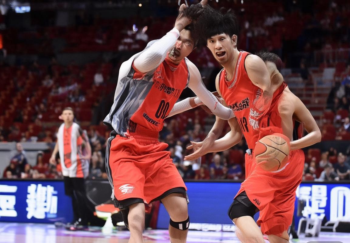 伊森伤愈归来提升火箭锋线轮换深度，申京格林内外组合稳健但火箭重建期稳定性不足，乌度卡赛后强调细节